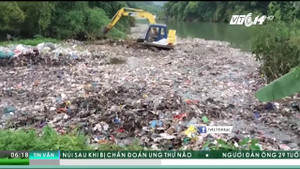 Máy xúc gạt hàng tấn rác xuống suối ở Hà Giang: Lãnh đạo xã xin gỡ clip