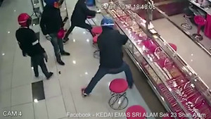 Toán cướp bất lực khi nện búa tạ như bổ củi vẫn không phá được tủ nữ trang