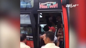 Ném đồ, đuổi du khách nước ngoài xuống đường: Phụ xe bị xử lý thế nào?