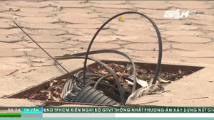 Vỉa hè Hà Nội nhan nhản hố ga mất nắp, giăng bẫy người đi đường