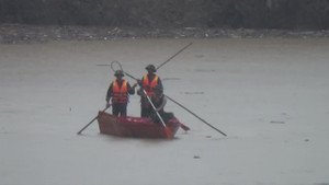 Yên Bái: Hàng trăm chiến sĩ dầm mình dưới suối tìm kiếm người bị lũ quét cuốn trôi
