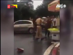 Côn đồ dùng gậy golf đánh CSGT đem theo cả côn 3 khúc