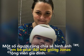 Kỳ lạ cả gia đình đội mũ bảo hiểm cả khi ở trong nhà