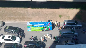 Xe ba gác chở biển quảng cáo khổng lồ, 'ngụy trang' tài tình trên phố