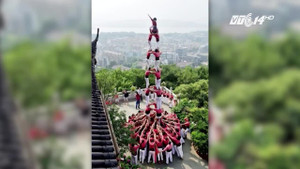 Đám đông tạo 'kim tự tháp người' giải cứu em bé sắp rơi khỏi cửa sổ