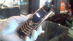 Chiếc điện thoại giá gần 1 tỷ đồng có gì đặc biệt?