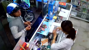 Vờ mua hàng, nam thanh niên cầm xấp thẻ cào 400.000 đồng bỏ chạy