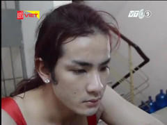 Video: Bắt 2 kẻ giả gái dàn cảnh móc túi du khách nước ngoài