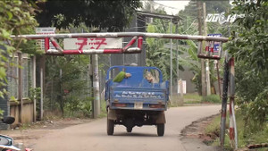 Xe né trạm BOT 'băm nát' đường dân sinh, dân Đồng Nai kêu trời