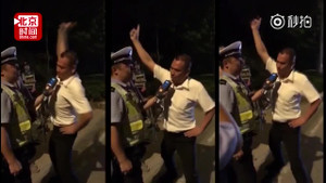 Tài xế vừa thổi máy đo nồng độ cồn, vừa nhún nhảy trước mặt CSGT