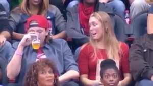 Thanh niên mải uống bia bỏ rơi bạn gái và cái kết đắng