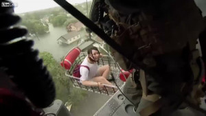 Nghẹt thở xem lính Mỹ dùng trực thăng cứu dân mắc kẹt trong bão Harvey