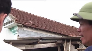 Nghệ An: Máy bay hạ cánh làm tốc mái nhà dân