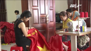 Video: Về thăm ngôi làng chuyên may cờ Tổ quốc