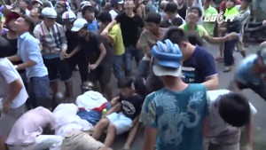 Giẫm đạp lên nhau tranh cướp tiền cô hồn, người dân nói 'giật cho vui'