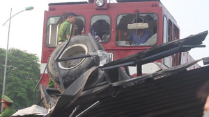 Video: Bị tàu hỏa đâm trực diện, xe tải nát bét, trơ khung ở Hà Nội