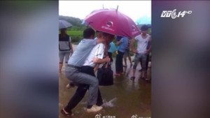 Những quan chức trên thế giới mất chức vì... bão