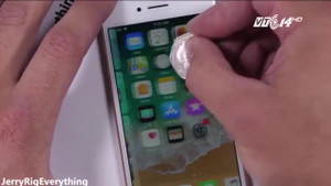 Video: Những màn 'tra tấn' khẳng định độ bền của iPhone 8