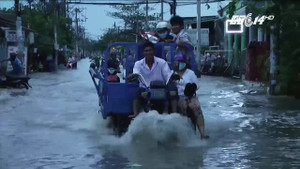 Video: Xe cộ bất lực trước triều cường ở TP.HCM