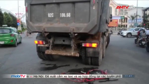 Quảng Ngãi: Bị xe tải cuốn vào gầm, cháu bé thoát chết thần kỳ