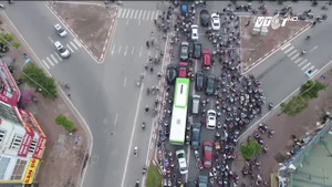 Video: Buýt nhanh BRT bị 'quây' kẹt cứng, 10 phút đi được vài chục mét