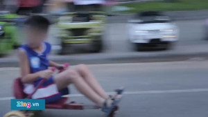 Xe điện tự chế phóng như bay trên phố đi bộ Hồ Gươm