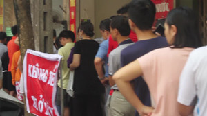 Clip: Dân Hà Nội xếp hàng cả tiếng đồng hồ để mua bánh trung thu truyền thống