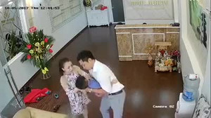 Clip bố hà hơi thổi ngạt, cứu con sốt cao ngừng thở gây bão mạng