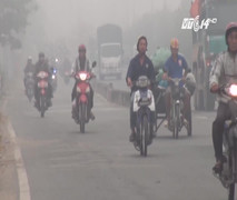 Video:Kỳ lạ không khí lại đặc quánh, nghi hiện tượng mù khô trở lại ở TP.HCM