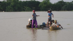 Dân Chương Mỹ chế bè di chuyển khỏi vùng lụt