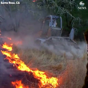 Clip: Lửa lan nhanh như gió, lính cứu hỏa Mỹ ủi đất dập lửa