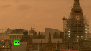 Video: Bầu trời London nhuốm đỏ u ám như tận thế