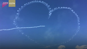 Máy bay nhả khói vẽ 'mũi tên đâm xuyên tim' giữa trời