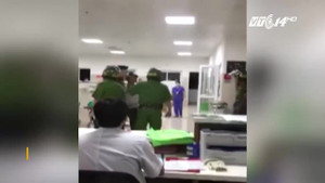 Bác sỹ bị người thân bệnh nhân đánh rách giác mạc trước cửa phòng cấp cứu