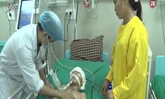 Thương tâm bé trai trèo cây ngã vỡ sọ