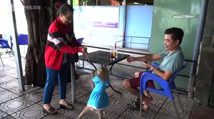 Video: Kỳ lạ chú khỉ bán vé số ở Sài Gòn