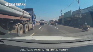 Container tạt đầu 'lạnh lùng' khiến ô tô tông thẳng dải phân cách