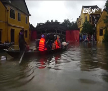 Phố cổ Hội An chìm trong biển nước, dân chèo thuyền thúng để đi lại