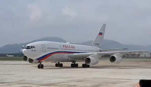 Video: Chuyên cơ chở Tổng thống Putin hạ cánh xuống Đà Nẵng