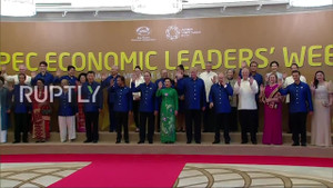 Video: Các nhà lãnh đạo kinh tế APEC dàn đội hình chụp ảnh lưu niệm tập thể