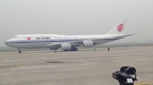 Video: Chuyên cơ chở Chủ tịch Trung Quốc Tập Cận Bình hạ cánh xuống Nội Bài