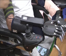 Tặng tay giả cho chiến sĩ sống sót duy nhất trong vụ rơi máy bay ở Hòa Lạc