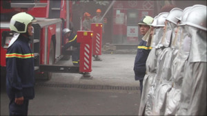 Video: Hơn chục xe cứu hỏa đắt tiền diễn tập chữa cháy chợ Hà Đông