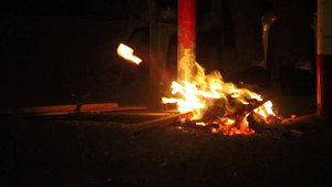 Video: Hà Nội rét đậm, dân lao động co ro đốt lửa sưởi ấm ven đường