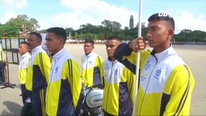 Kỷ lục thế giới: 58 người 'vi vu' trên 1 chiếc xe máy