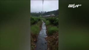 Hà Nội: Nước sinh hoạt đổi màu lạ, nồng nặc mùi