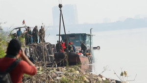 Video: Cận cảnh quả bom khủng ở cầu Long Biên được cẩu lên bờ an toàn