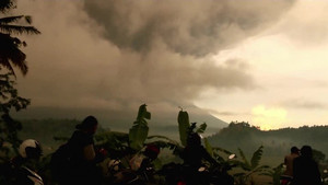 Video: Dân Bali hãi hùng nhìn núi lửa nhả cột khói cuồn cuộn cao 3km