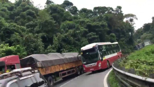 Tước giấy phép lái xe tài xế vượt ẩu ở đèo Bảo Lộc