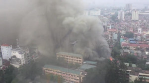 Hà Nội: Cháy lớn trên đường Phan Kế Bính, khói đen cuộn kín trời